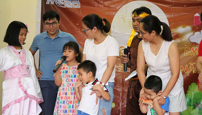 Các bạn nhỏ giới thiệu mình với cả nhà vui tết trung thu cùng gia đình mega