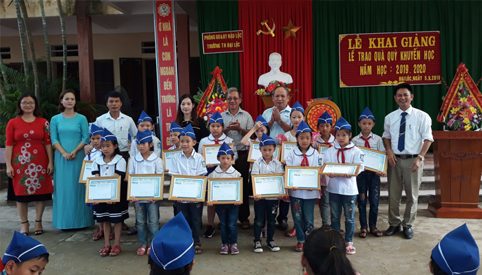 Đại diện Mega trao tặng Bằng khen cho các em học sinh nghèo vượt khó.