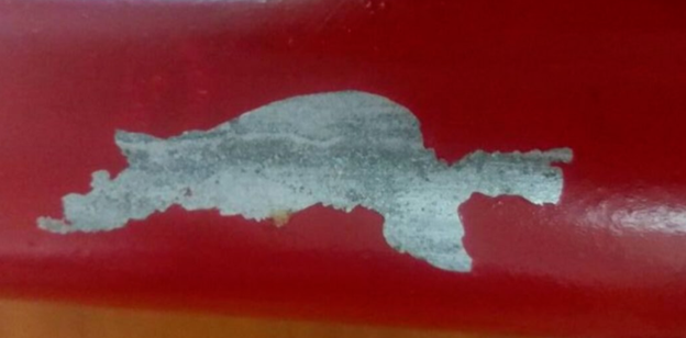 Lớp sơn trên kim loại bị bong tróc