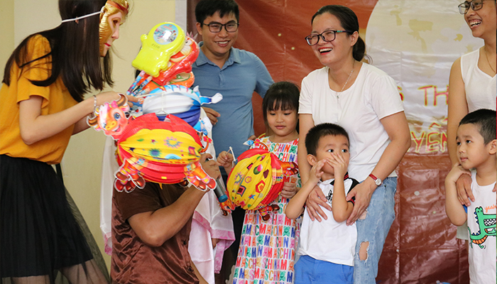 Những chiếc đèn Trung thu sặc sỡ sắc màu trao tặng các con vui tết trung thu cùng gia đình mega